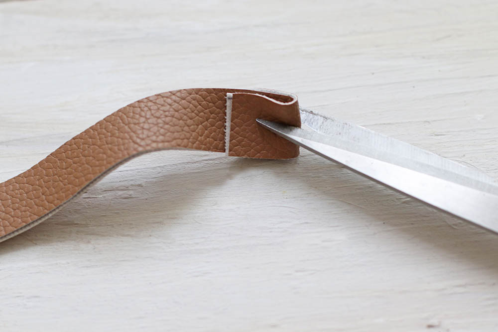 フェイクレザーに切り込みを入れる