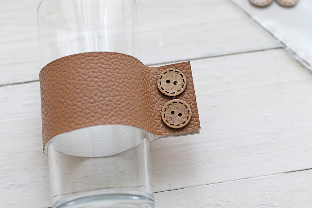 ボタンを両面テープで付ける