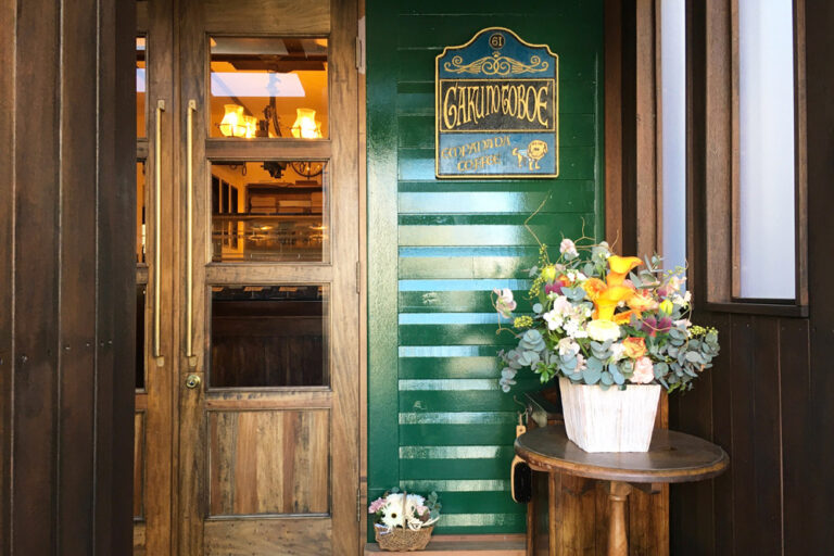 アンティークテイストの参考に！ 愛犬と一緒に入れるおしゃれなカフェの外構＆内装デザインアイデアを拝見