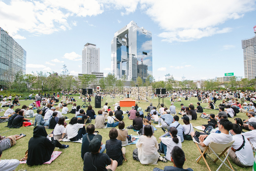 定期開催されているイベント「YOSETE UMEKITA」。芝生の上に座って落語を聞くという、ほかではできない体験ができる。（撮影：倉科直弘）