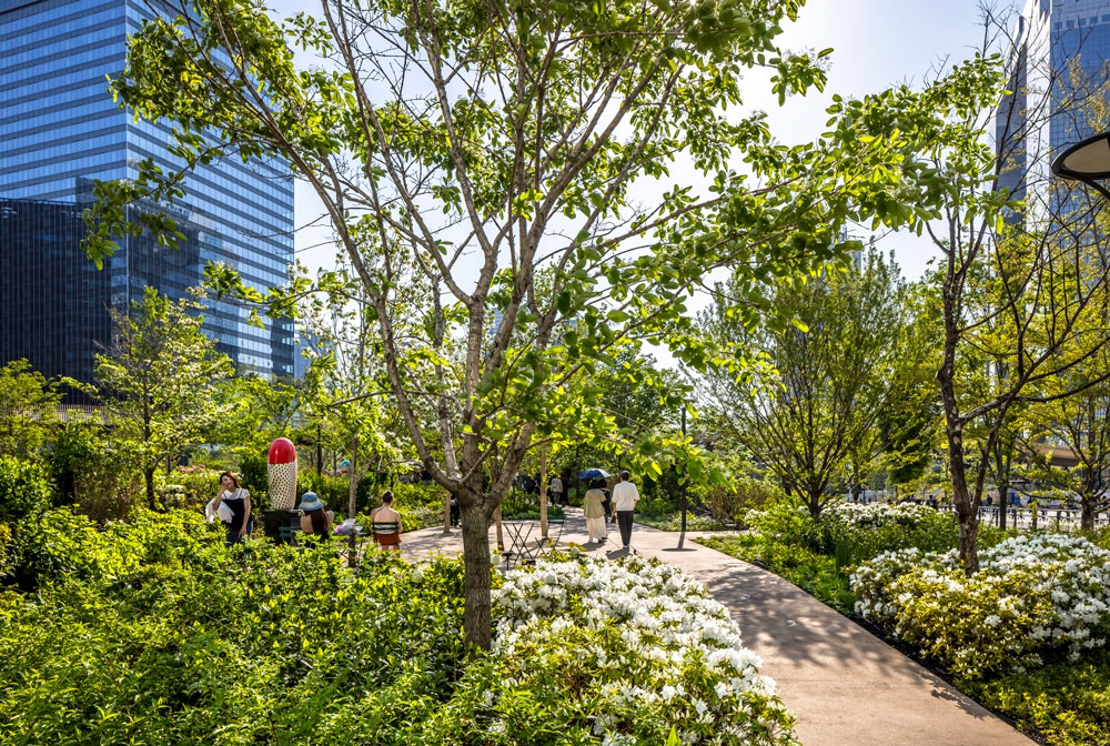 サウスパークの色彩ガーデン。日本在来の低木地被植物中心で、一年中花が見られる四季感あふれるガーデン。（写真：伊藤彰［アイフォト］）