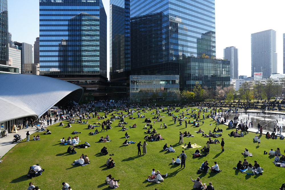 多くの人で賑わう芝生広場。（写真提供：グラングリーン大阪開発事業者）