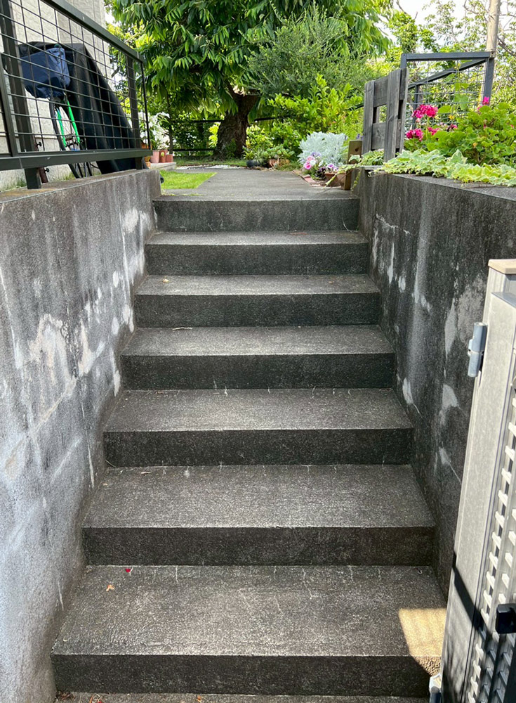 Before　長年の汚れで黒っぽく変化した階段。