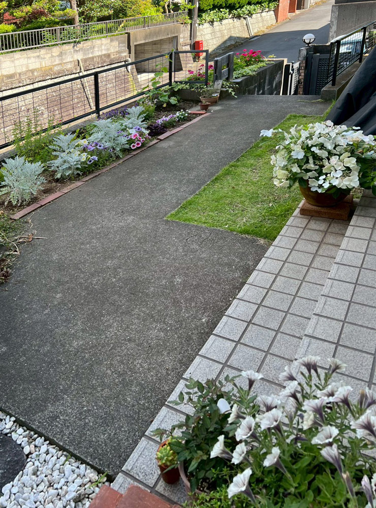 Before。土間コンクリートに直線のシンプルなアプローチ。