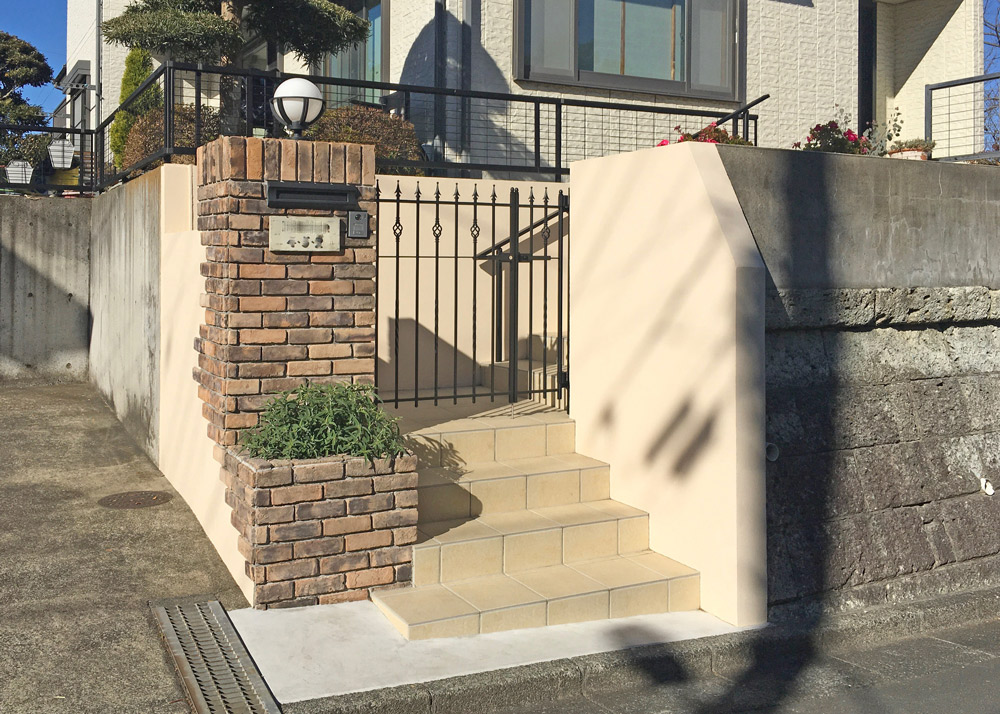 【実例拝見】高低差のある外構が劇的変身！ “古い門まわり・アプローチ”が見違えるファサードリフォーム実例