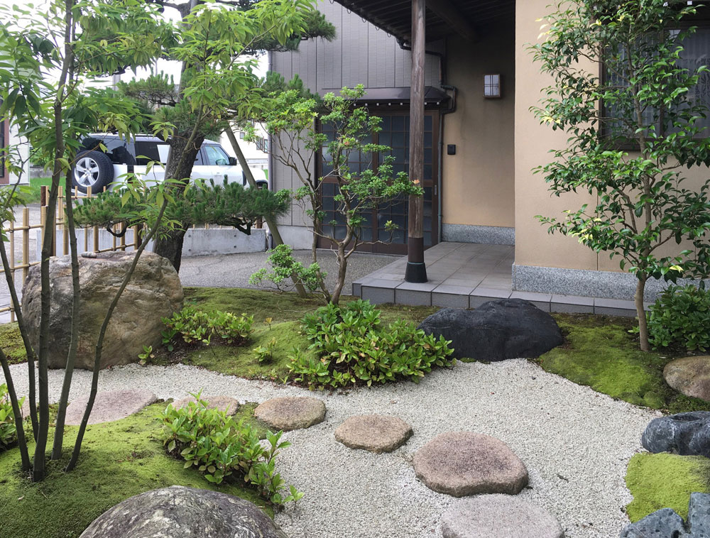 足元の飛び石周辺の植栽や景石