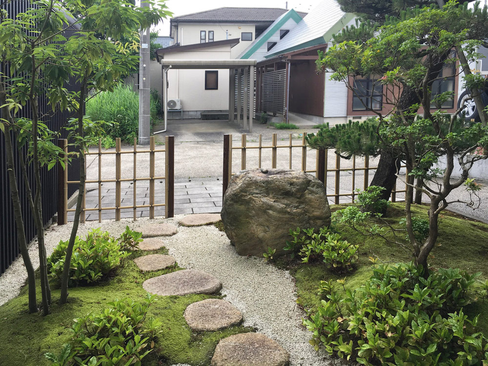 歩きながらの眺めは飛び石の配置で