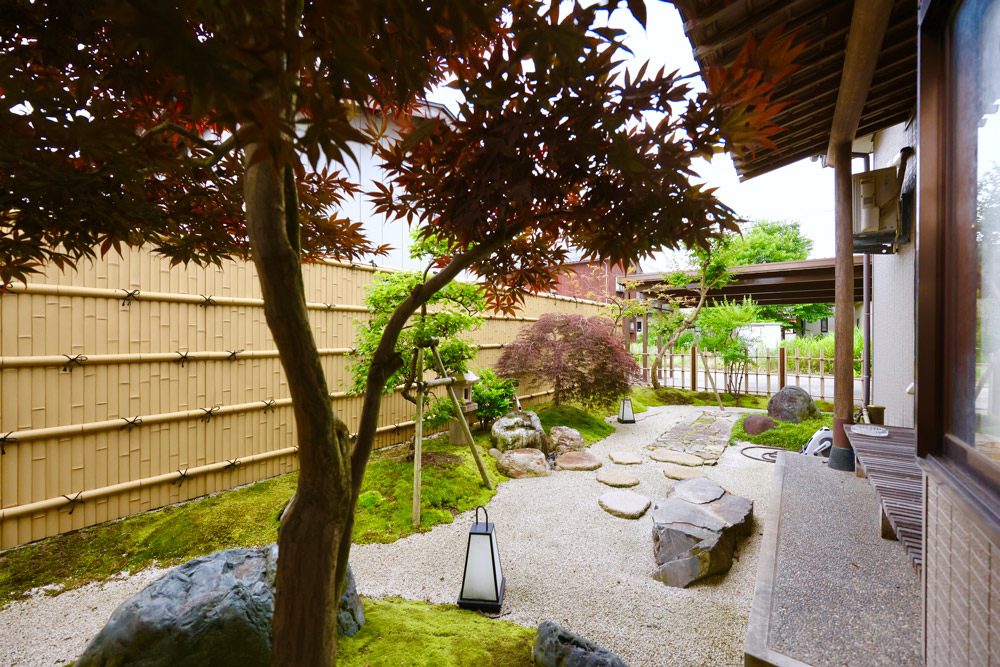 手前のノムラモミジの植栽で生きる遠近感