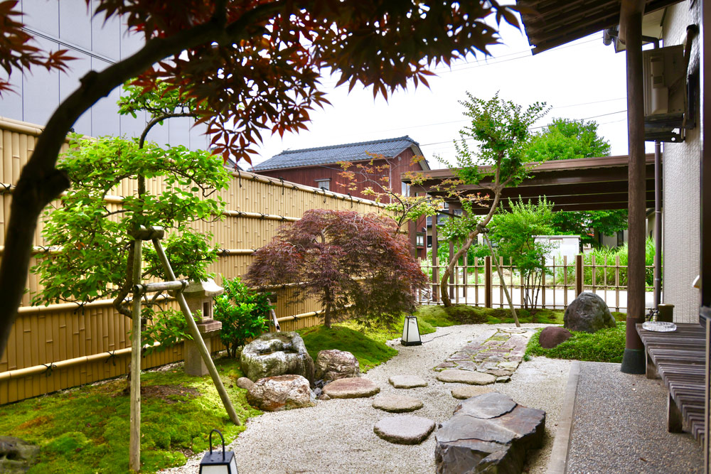 【実例】縁側のある庭|飛び石・垣根・苔で魅せる追憶の和風庭園