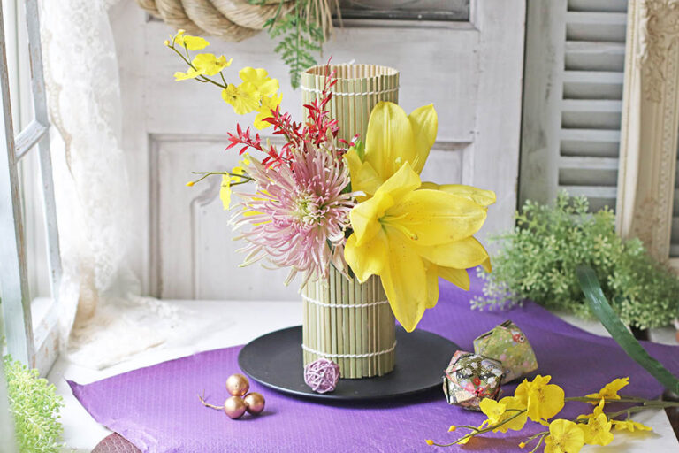 【100均DIY】ガラス瓶×巻きすが活躍! “和モダン”な縁起のよいお正月飾り プチプラ花コーデVol.171