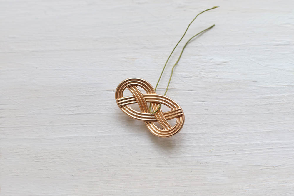 箸置きにワイヤーを通す