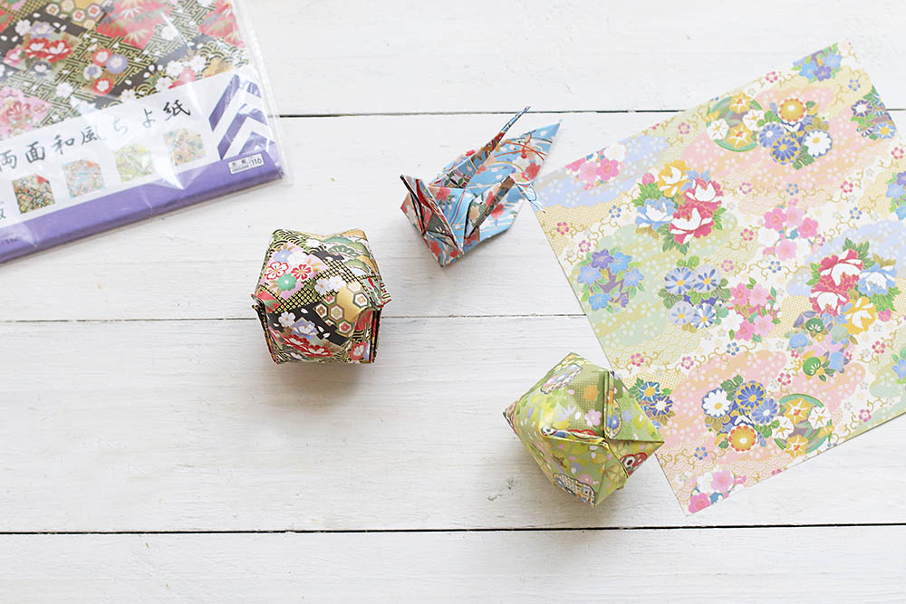 千代紙の手毬と鶴