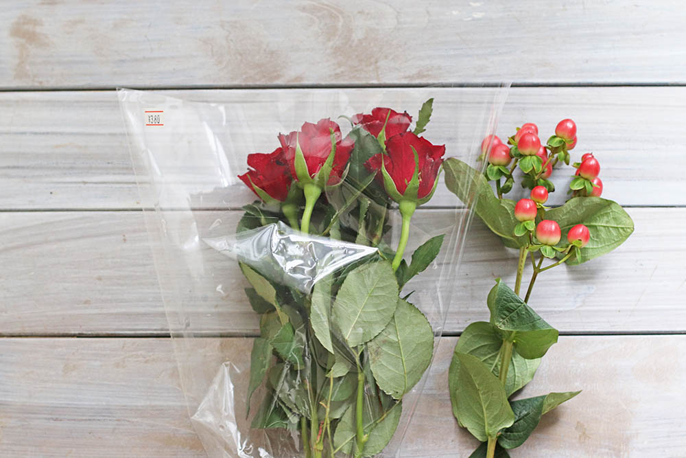 バラとヒペリカム