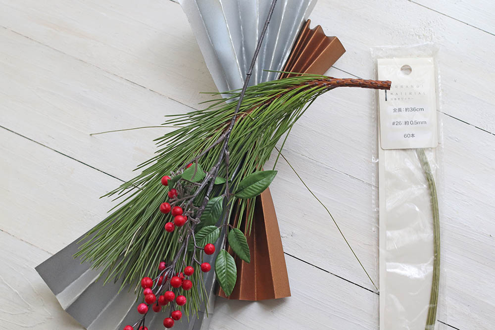 ナンテンとマツをつける