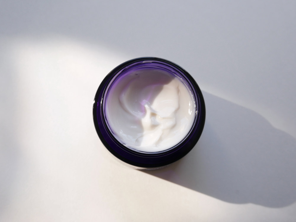 良質な睡眠のためにブレンドされた精油の香りに癒やされる