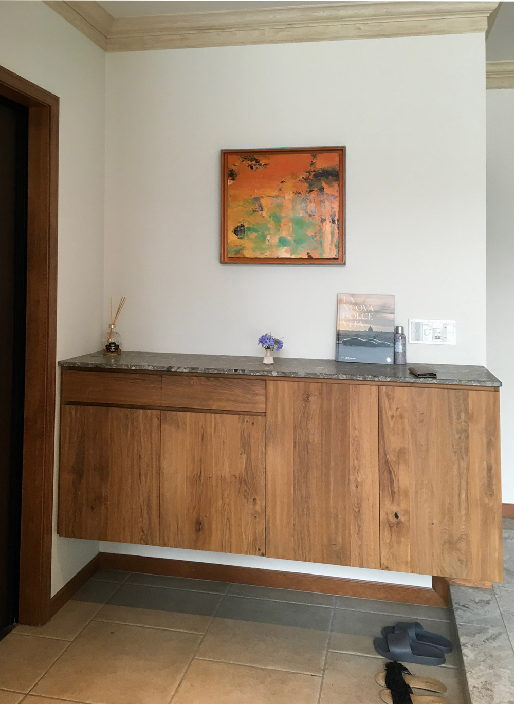 シューズクロークの面材は木板