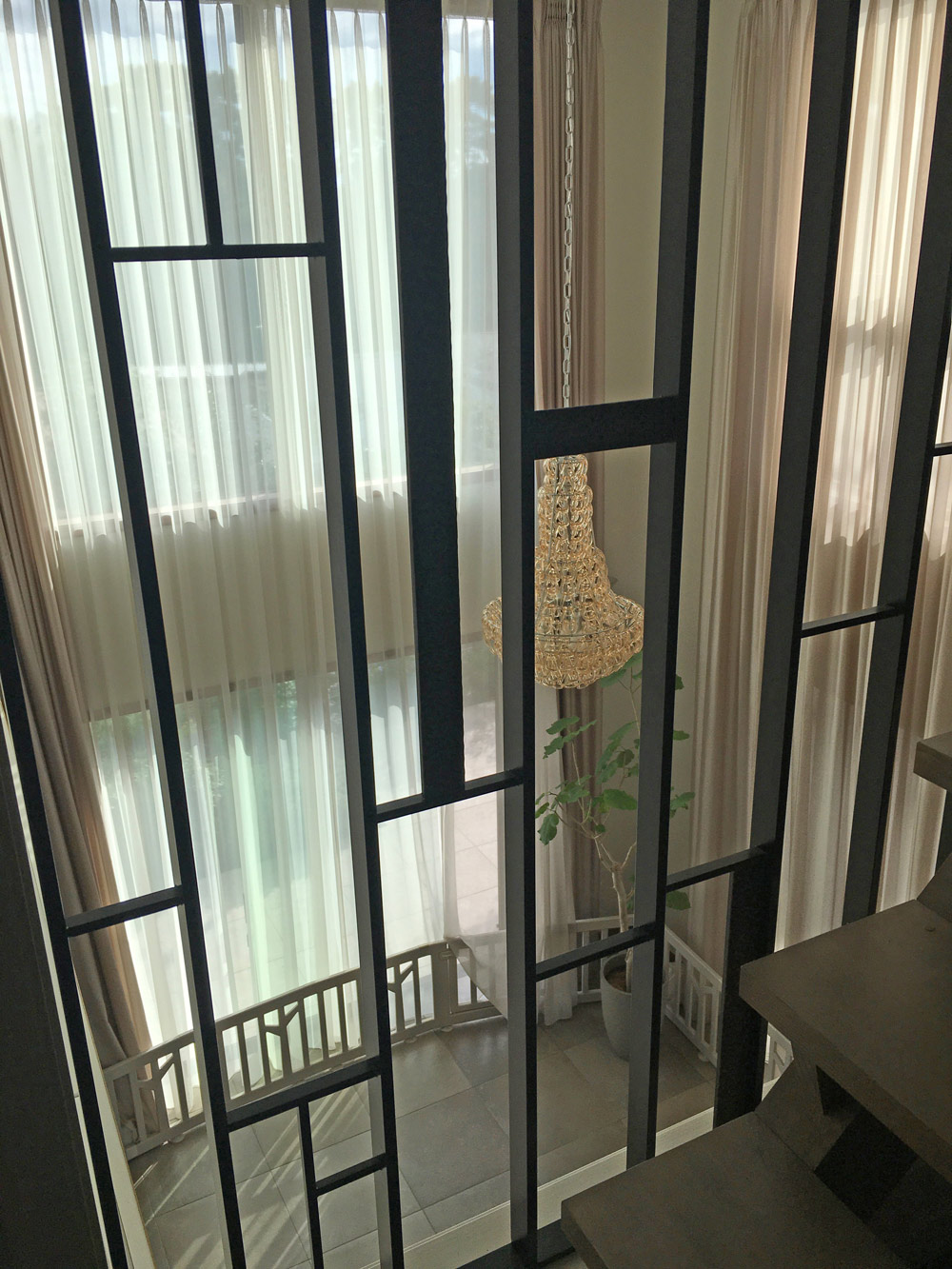 3階上り口あたりから見える吹き抜けのドッグランスペース。