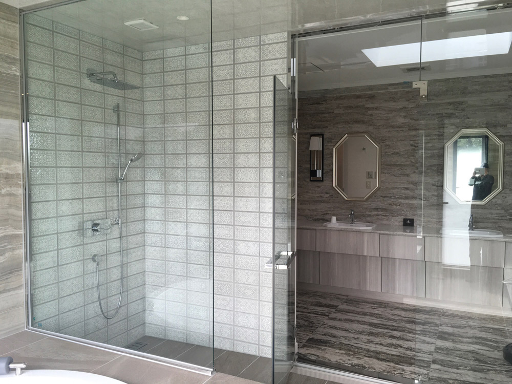 シャワールームと洗面スペース