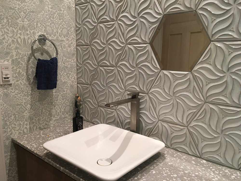 スタイリッシュな水栓と洗面・ヘキサゴンタイルのパターンも高級感満載