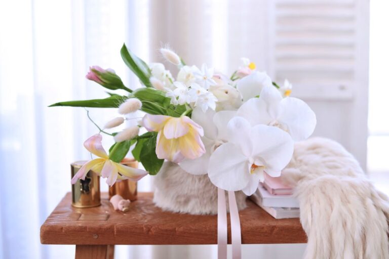 凍てつく空気も和らぐ。真冬のリビングを彩る「フェイクファー×生花」の異素材アレンジ