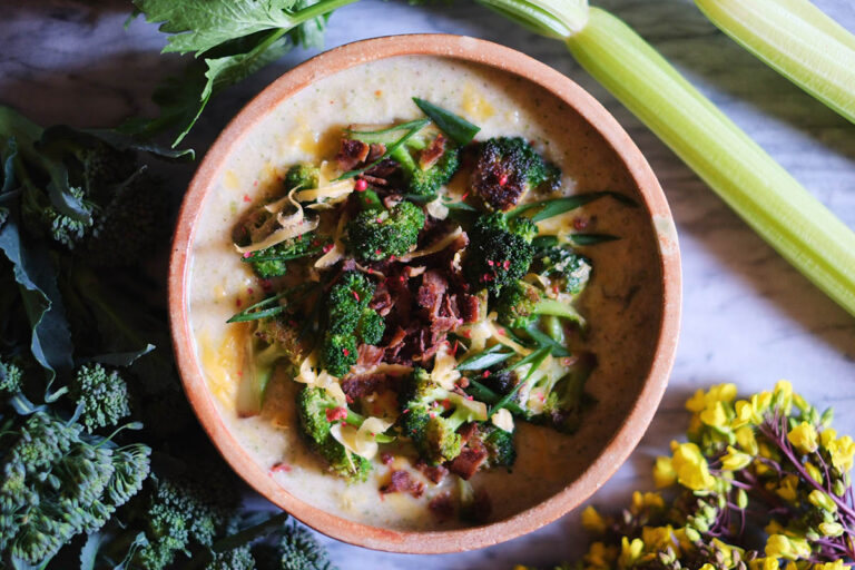 ビタミンCは茎にあり！ 旬のブロッコリーを丸ごと味わうアメリカ定番の絶品スープ「ブロッコリーチェダー」の作り方