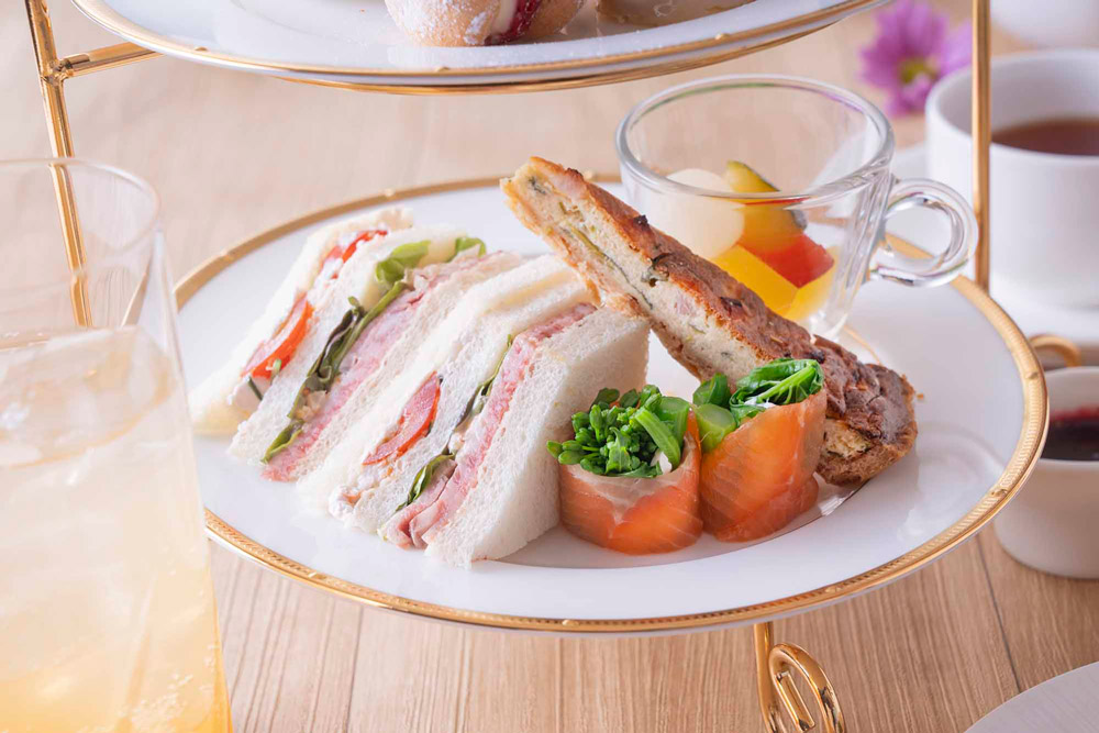 Savory:桜エビのキッシュ、ローストビーフとぶどう酢のフレッシュクリームチーズサンドイッチ、くぬぎ鱒と菜の花のロール、ピクルス