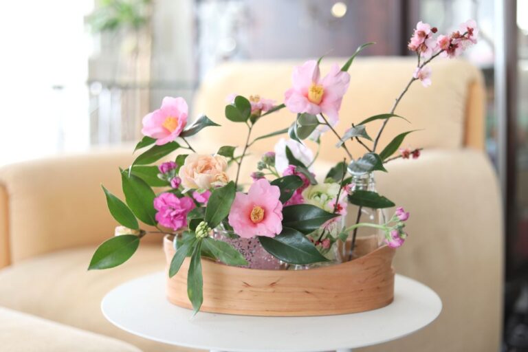 花瓶なしでもOK! 数輪の花とガラス瓶で作る、プロ直伝「北欧×和モダン」のインテリア