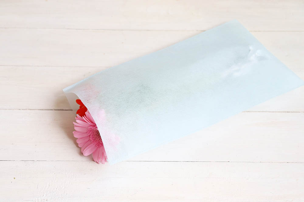 ラッピングバッグに花を入れる