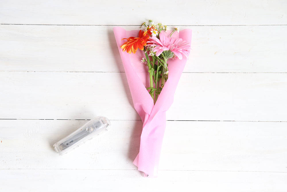 花束を置いて仮留め