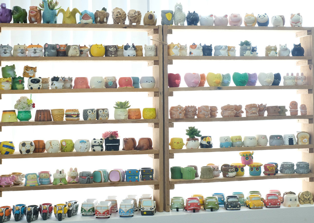 製品名：リトルレジンポット／材質：ポリレジン樹脂
豊富な種類のリトルレジンポット。内寸は直径38mmで統一されており、1寸苗が入ります。多肉植物やプリザーブドフラワーなどに合います。クリップケースや小物入れとして使われることも。