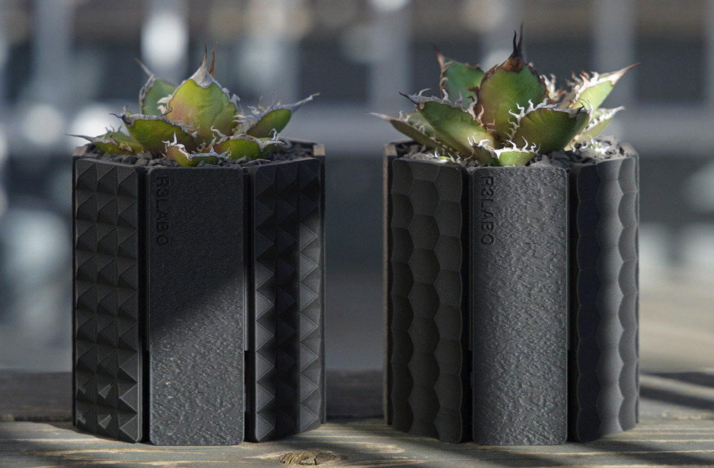 製品名：八角スリット鉢／材質：PLA
HIGH（高さ107.1mm）、LOW（高さ83.3mm)の2種から選べます（写真はHIGH）。大きな穴で排水効率を良くしています。