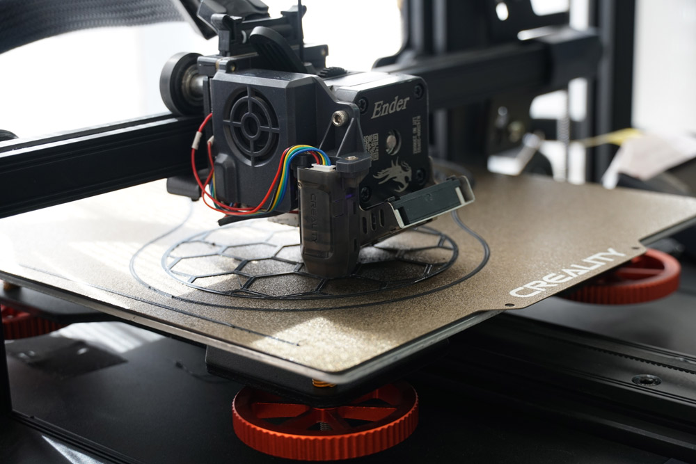 3Dプリンター。鉢なら約24時間、受け皿なら約5時間をかけてプリントします。