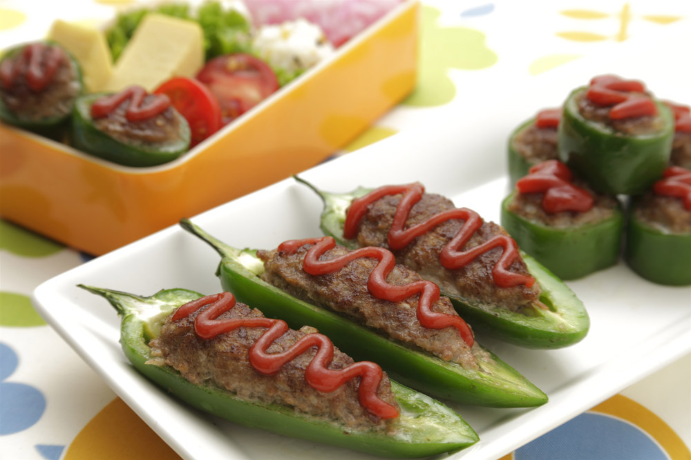 本誌には「こどもピーマンの肉詰め焼き」レシピも掲載。使っているピーマンは、「こどもピーマン（ピー太郎）」。苦味が少なく、カロテンを豊富に含みます。