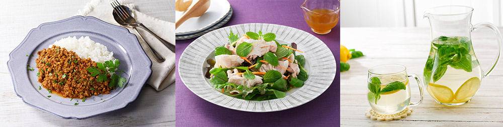 左から「さわやかパセリのキーマカレー」「スペアミントの豚しゃぶサラダ」「フレーバーウォーター」。レシピは本誌に掲載しています。