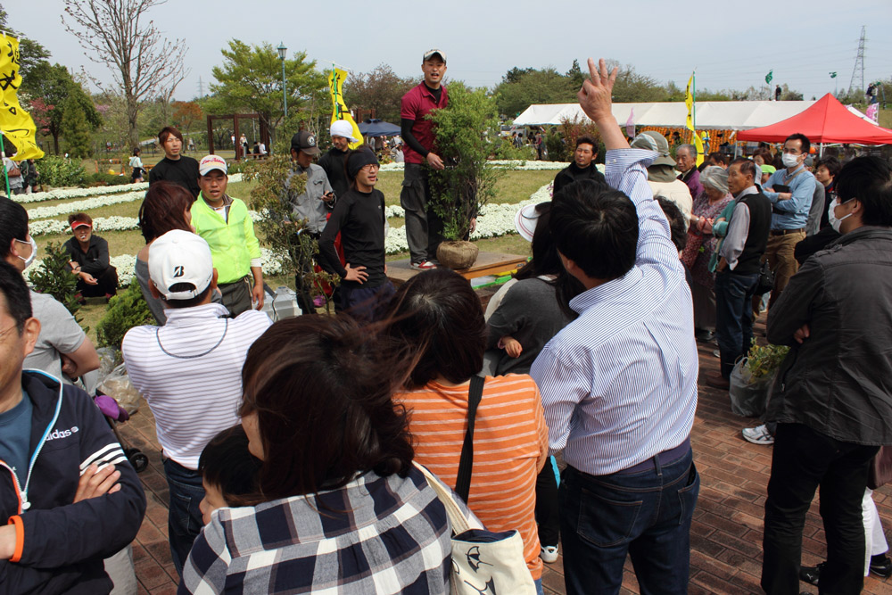 みのり会による植木オークション