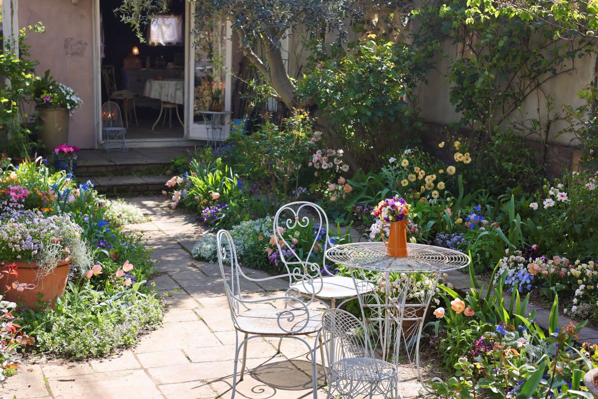 まだ咲いているのに抜くの？ 春の庭で迷う“切りどき・抜きどき”の見極め方