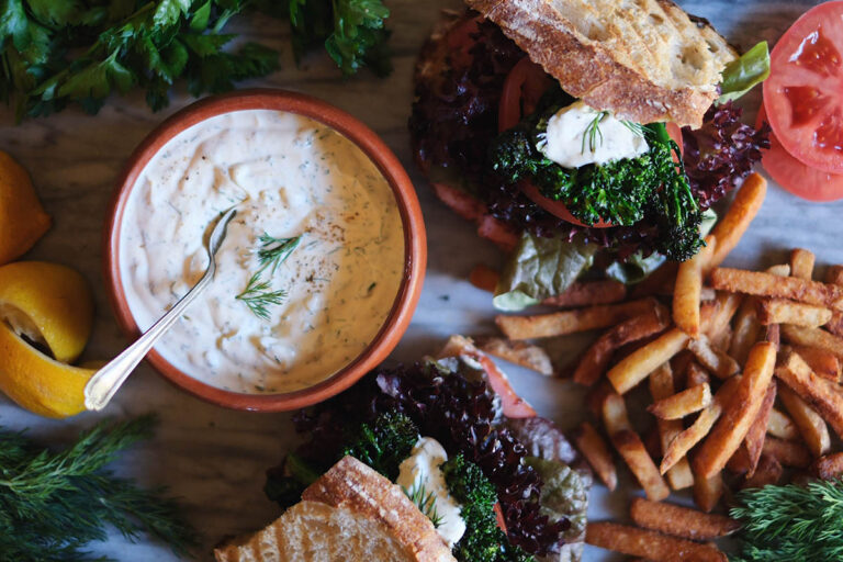 晴れた日は外で食べよう! 絶品「ディルのBLTサンド」と楽しむ春のピクニック術