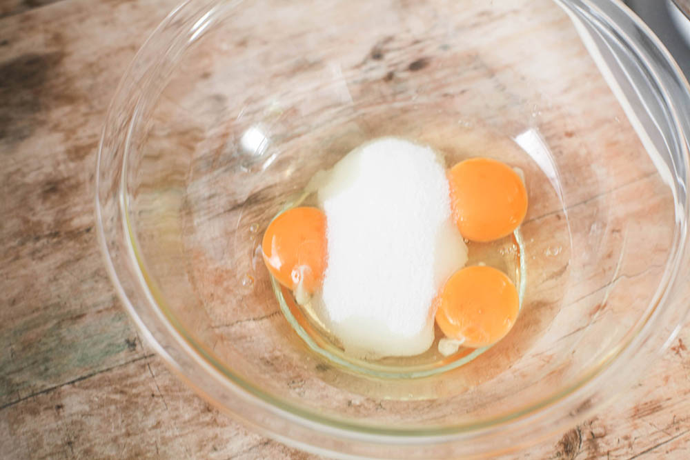卵とグラニュー糖を入れる