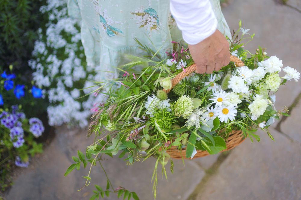 「ジャルダン・ノスタルジック」さんの花かごのアレンジ