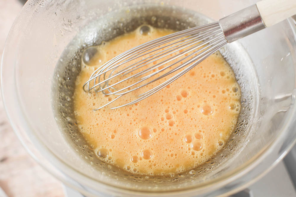 ホイッパーで混ぜる