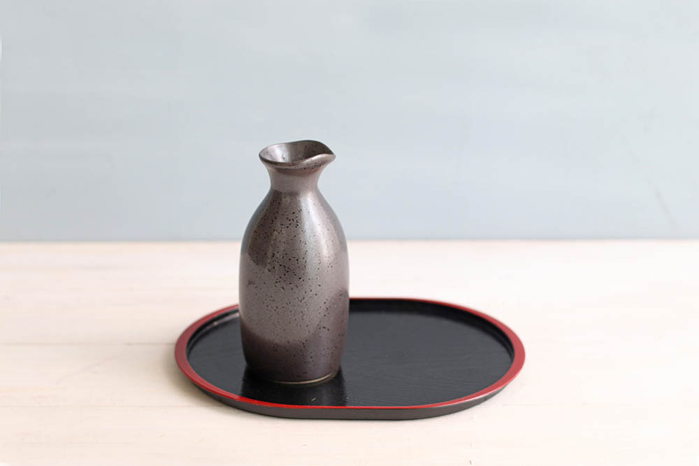 お盆の上に徳利を置く