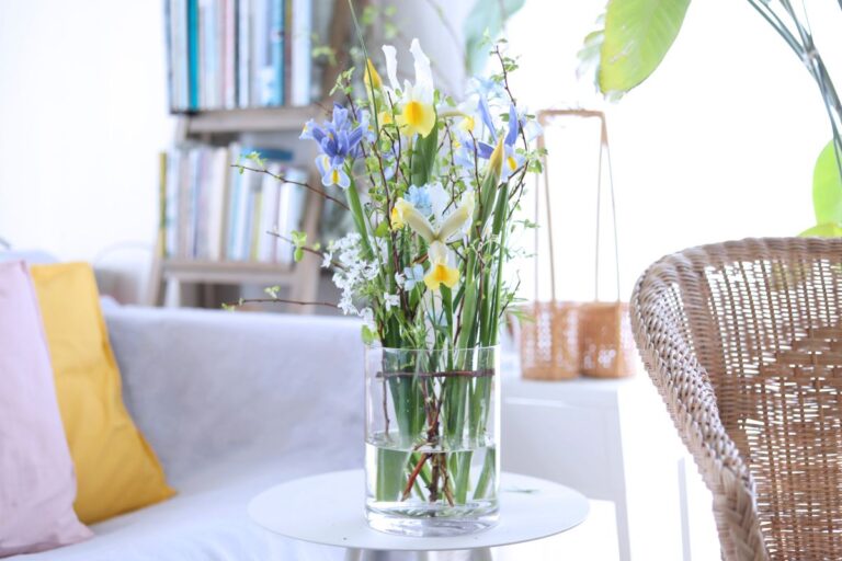 ガラスの中に春の風景を。アイリスと小枝で作る、大人の自由な「投げ入れ」花飾りレッスン