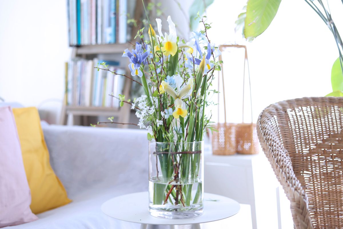 ガラスの中に春の風景を。アイリスと小枝で作る、大人の自由な「投げ入れ」花飾りレッスン