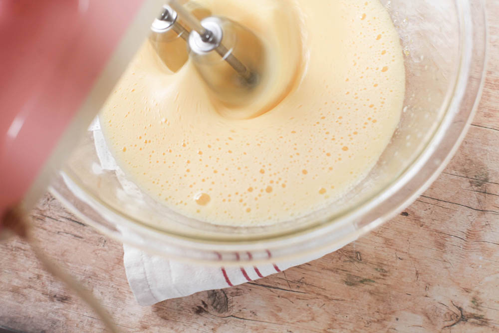 ハンドミキサーで泡立てる