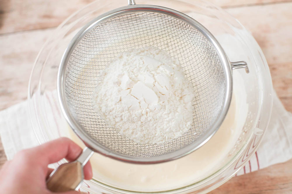 薄力粉をふるい入れる