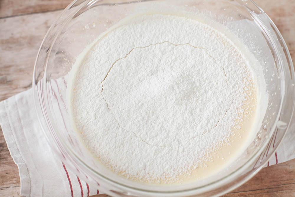 薄力粉をふるい入れる