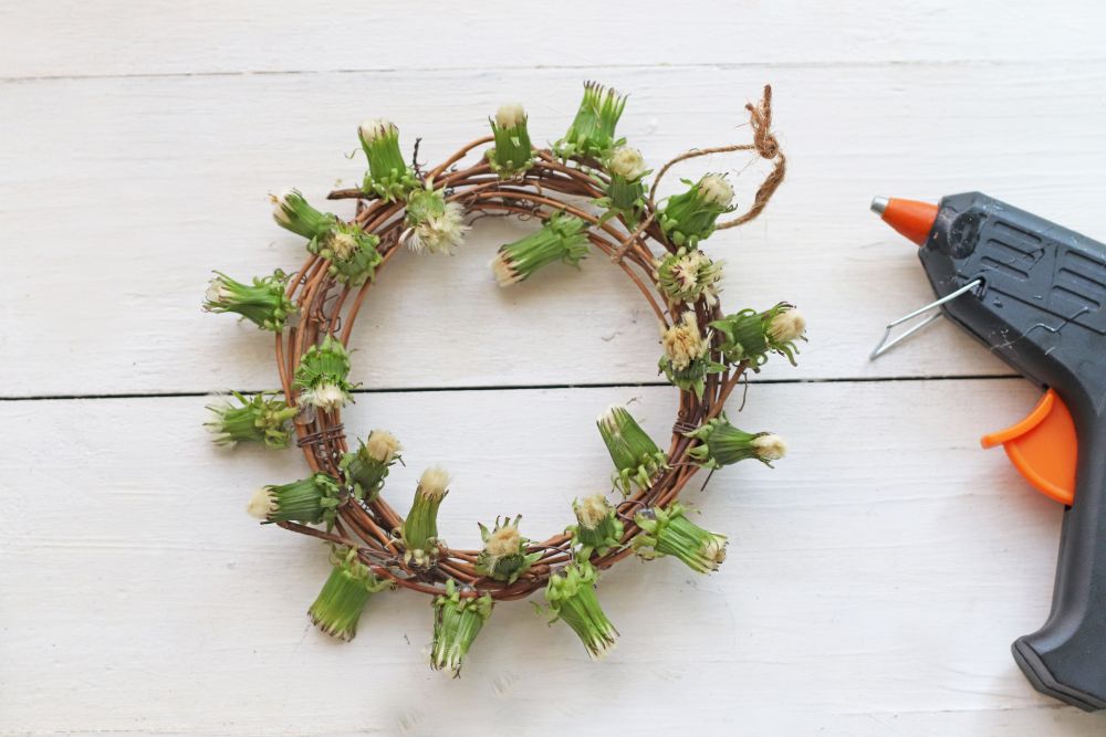 リースにタンポポを付ける
