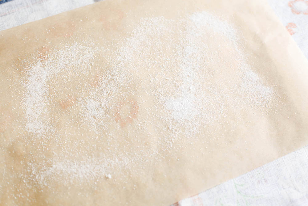 ティータオルの上にオーブンシートとグラニュー糖を準備