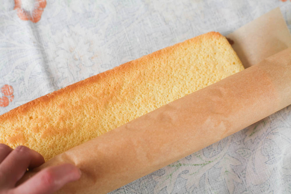 シートで生地を巻く