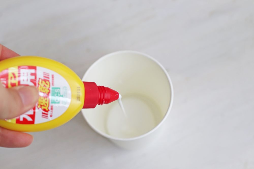 紙コップに木工用接着剤を入れる